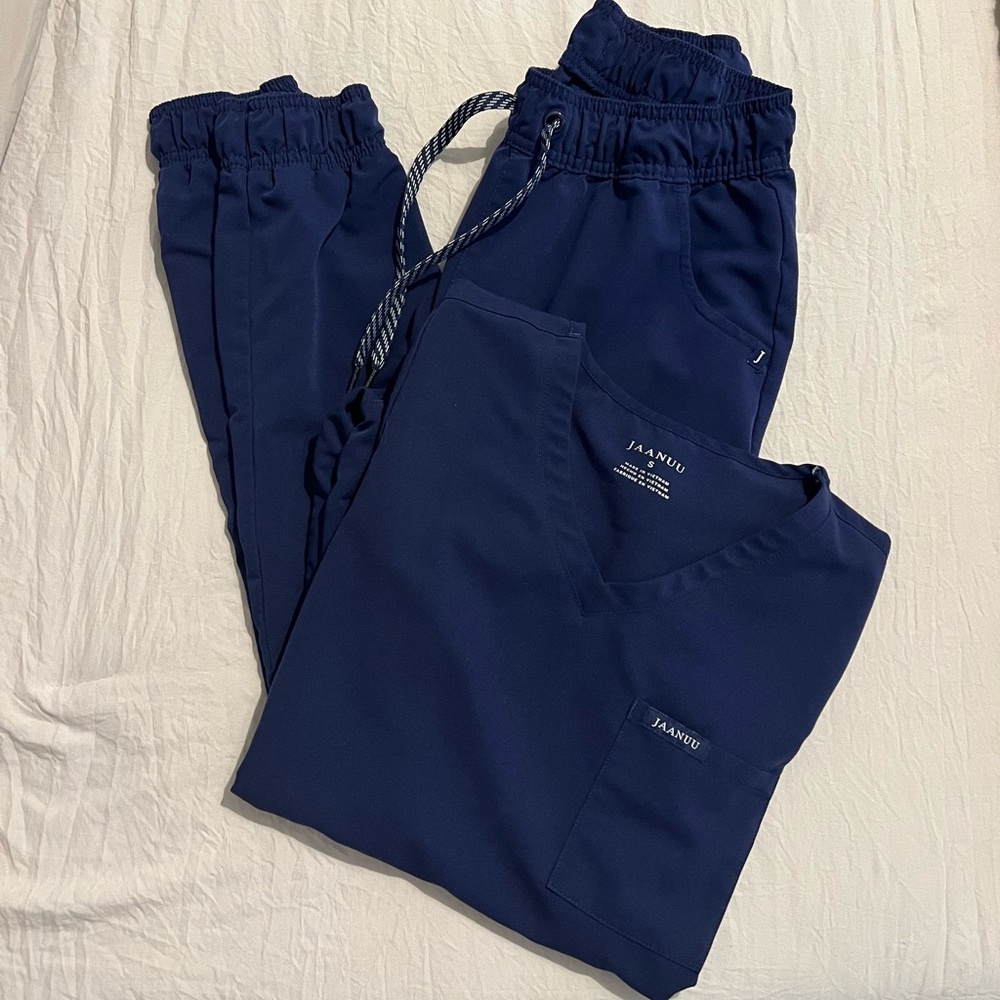 Jaanuu scrub set